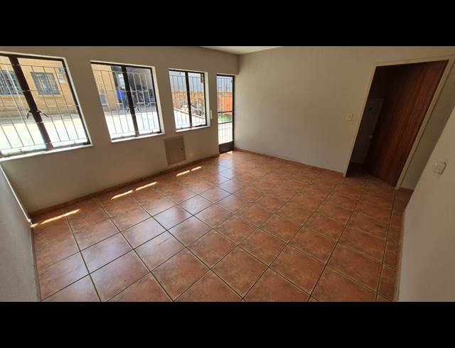 140M² FACTORY TO LET IN APEX